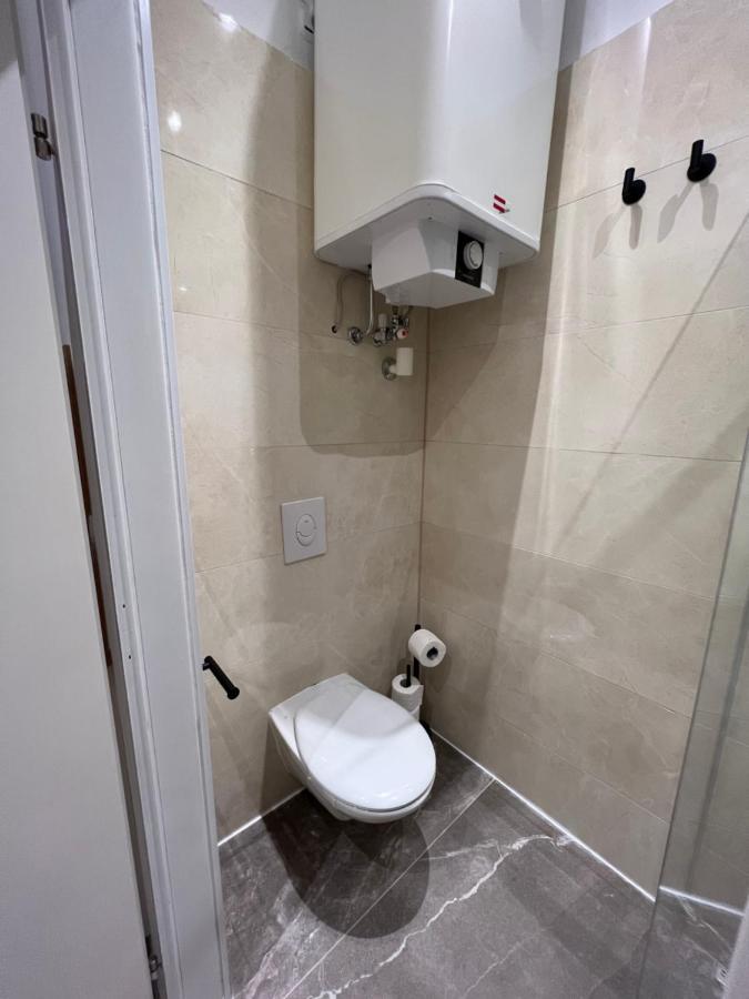 Apartment Near Metro & Netflix Wien Exteriör bild