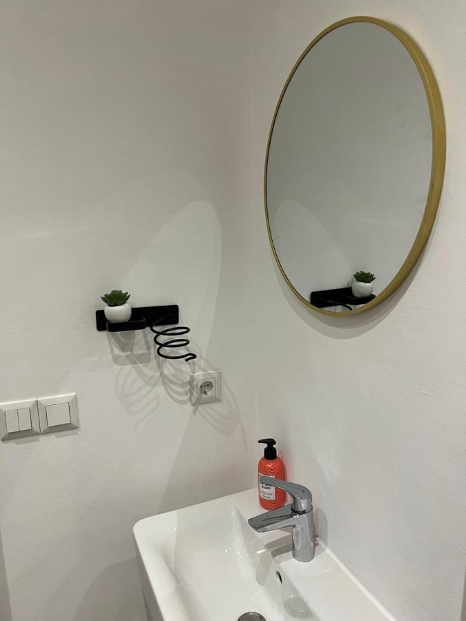 Apartment Near Metro & Netflix Wien Exteriör bild